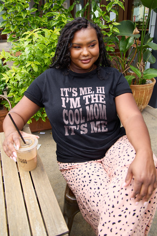 IT'S ME, HI I'M THE COOL MOM IT'S ME Round Neck T-Shirt